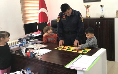 Minik Öğrenciler Jandarma Komutanıyla Oyun Oynadı