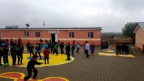 ATATÜRK İLKOKULU - Öğretmenlerden Alkışlanacak Hareket Açıklaması Köy Okulunu Koleje Çevirdiler