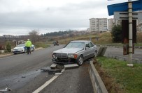 ANADOLU LİSESİ - Otomobiliyle Refüje Çarpan 73 Yaşındaki Sürücü Yaralandı