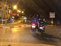KURAN KURSU - (Özel) Motosiklet Sürücüsünün Arıza Yapan Motosikleti Ayağıyla İttirdiği Anlar Kamerada