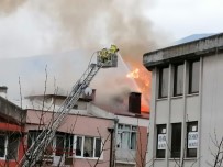 RESSAM - Şehrin Göbeğinde Korkutan Yangın, 5 Kişi Hastaneye Kaldırıldı