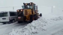 Sivas'ta Kara Saplanan Öğrenci Servisini Karla Mücadele Ekipleri Çıkardı