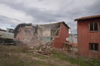 KADER - Tehlike Arz Eden Belediye Lojmanları Yıkılmaya Başlandı