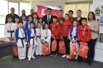 CUMHURIYET BAYRAMı - Aliağalı Genç Sporculardan Başkan Acar'a Ziyaret