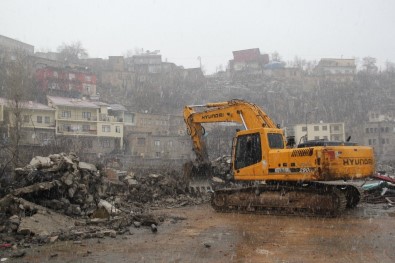 Bitlis Belediyesinden Yıkım Çalışması