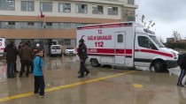 MEDİKAL KURTARMA - Bursa'da Ağır Kokudan Etkilenen Öğrenciler Hastaneye Kaldırıldı