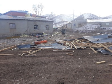 Erzincan'da Kuvvetli Rüzgar Çok Sayıda Çatı Uçmasına Neden Oldu