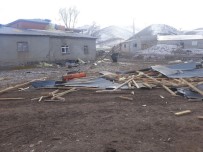 YÜKSEK GERİLİM - Erzincan'da Kuvvetli Rüzgar Çok Sayıda Çatı Uçmasına Neden Oldu