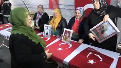 Evladına Kavuşma Sevincini Oturma Eylemi Yapan Annelerle Paylaştı