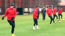 İNGİLTERE PREMİER LİG - Gençlerbirliği'nin Togolu Futbolcusu Ayite Açıklaması 'Hem Bizim Hem De Beşiktaş İçin Zor Bir Maç Olacak'