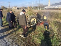 AHMET CENGIZ - Kamyonetin Çarptığı Traktör Şarampole Yuvarlandı Açıklaması 1'İ Ağır 3 Yaralı