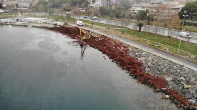 Kızıla Bürünen Caddebostan Sahilini Temizleme Çalışması Havadan Görüntülendi