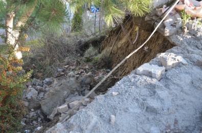 Manisa'da Toprak Kayması Okulun Bahçe Duvarlarına Zarar Verdi