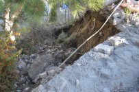 HASAN TAHSIN - Manisa'da Toprak Kayması Okulun Bahçe Duvarlarına Zarar Verdi