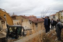 İŞ MAKİNESİ - Metruk Evler Yıkılıyor