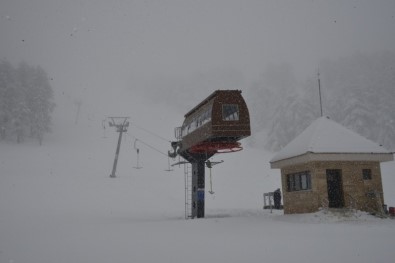 Murat Dağı Termal Kayak Merkezi'nde Kar Kalınlığı 50 Santimetreyi Geçti