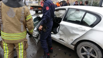 Pendik'te Lüks Otomobiller Birbirine Girdi Açıklaması 2 Yaralı