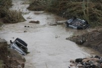 KÜRKÇÜLER - Sular Çekildi, Sele Kapılan Otomobiller Ortaya Çıktı