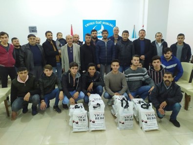 Ülkücüler İhtiyaç Sahibi Çocukları Sevindirdi