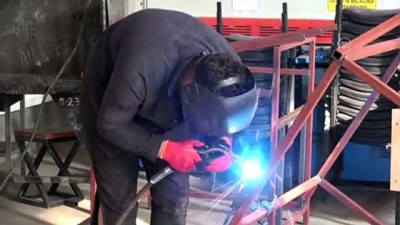 Van'da Öğrenciler Sokaktaki Köpekler İçin Kulübe Yaptı