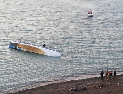 Van Gölü'nde düzensiz göçmenleri taşıyan tekne battı