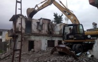 ÇANKAYA MAHALLESİ - Akdeniz'de Tehlike Oluşturan Metruk Binalar Yıkılıyor