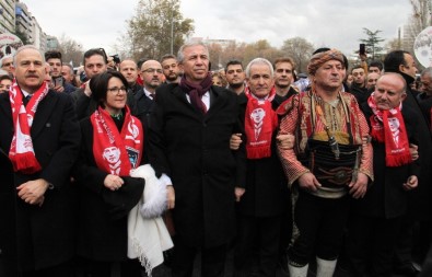 Ankaralılar Atatürk'ün Ankara'ya Gelişini Coşkuyla Kutladı