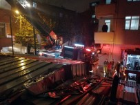 ÇATI KATI - Ataşehir'de 4 Katlı Binanın Çatısında Korkutan Yangın