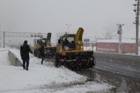 İŞ MAKİNESİ - Bitlis'te Kar Yağışı