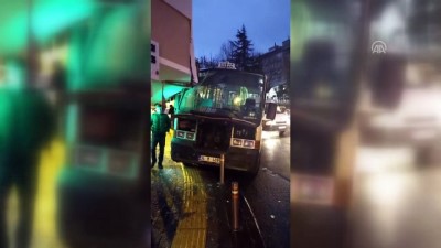 Güngören'de Binanın Duvarına Çarpan Minibüsteki 3 Yolcu Yaralandı
