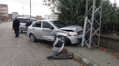 Hafif Ticari Araç İle Otomobil Çarpıştı Açıklaması 2 Yaralı