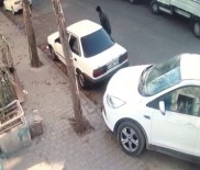 KREDI KARTı - Hırsızlar Otomobilden Cüzdanı Böyle Çaldı