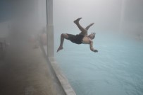 BÖBREK TAŞI - Kar Yağışının Altında Havuzun Keyfini Çıkarıyorlar