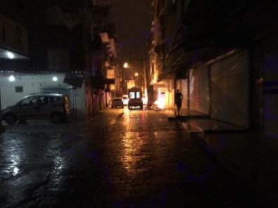 Maskeli Bir Grup Yoldan Geçen Aracı Kurşun Yağmuruna Tuttu
