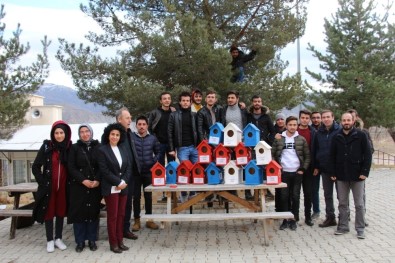 Öğrenciler 'Uçan Misafirlerimiz Üşümesin' Diye Ağaçlara Yuva Astılar