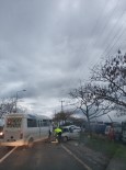SERVİS ŞOFÖRÜ - Okul Servisi İle Otomobil Çarpıştı 4 Yaralı