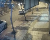 ŞİDDETLİ FIRTINA - Şiddetli Fırtına Çatıyı Caddenin Ortasına Uçurdu