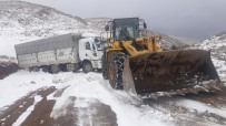 BEĞENDIK - Siirt'te 18 Köy Yolu Ulaşıma Açıldı, Mahsur Kalan Araçlar Kurtarıldı