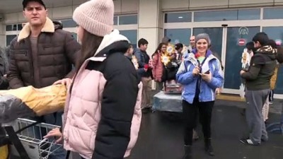 Ukraynalı Turistler Kayseri'de Karanfillerle Karşılandı