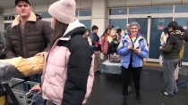 TURİST KAFİLESİ - Ukraynalı Turistler Kayseri'de Karanfillerle Karşılandı