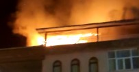 ÇATI KATI - 5 Katlı Apartmanın Çatı Katında Çıkan Yangın Korkuttu