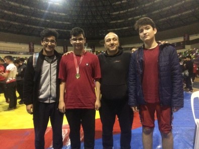 İhlas Koleji Öğrencisi Güreşte İstanbul Şampiyonu