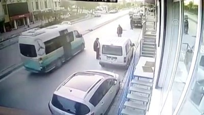İzmir'de Araçtan Çanta Hırsızlığı Güvenlik Kamerasına Yansıdı
