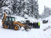 MAHSUR KALDI - Kömürsu Yaylası'nda Mahsur Kalan Gençleri Belediye Ekipleri Kurtardı