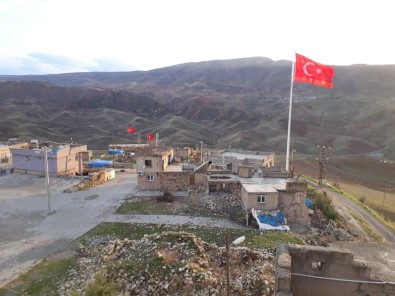 Köylüler, Dev Türk Bayrağını Köyün En Tepesinde Dalgalandırdı