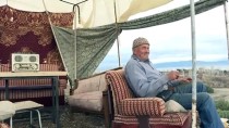ÇAM FISTIĞI - Mehmet Dedenin Burdur Gölü Manzaralı Barakasında Keyif Dolu Yaşamı