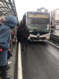 ŞIRINEVLER - Şirinevler'de Metrobüs Yolcuya Çaptı, 1 Kadın Yaralandı