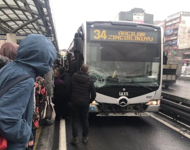 Şirinevler'de metrobüs yolcuya çarptı