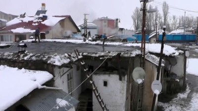 Tunceli'de Toprak Damlı Evlerde Yaşayanların Karla Mücadelesi
