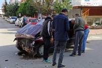 Antalya'da İki Otomobil Çarpıştı Açıklaması 1 Yaralı